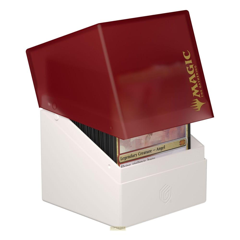 Boîte blanche avec couvercle rouge, remplie de cartes de jeu. Logo Magic: The Gathering.