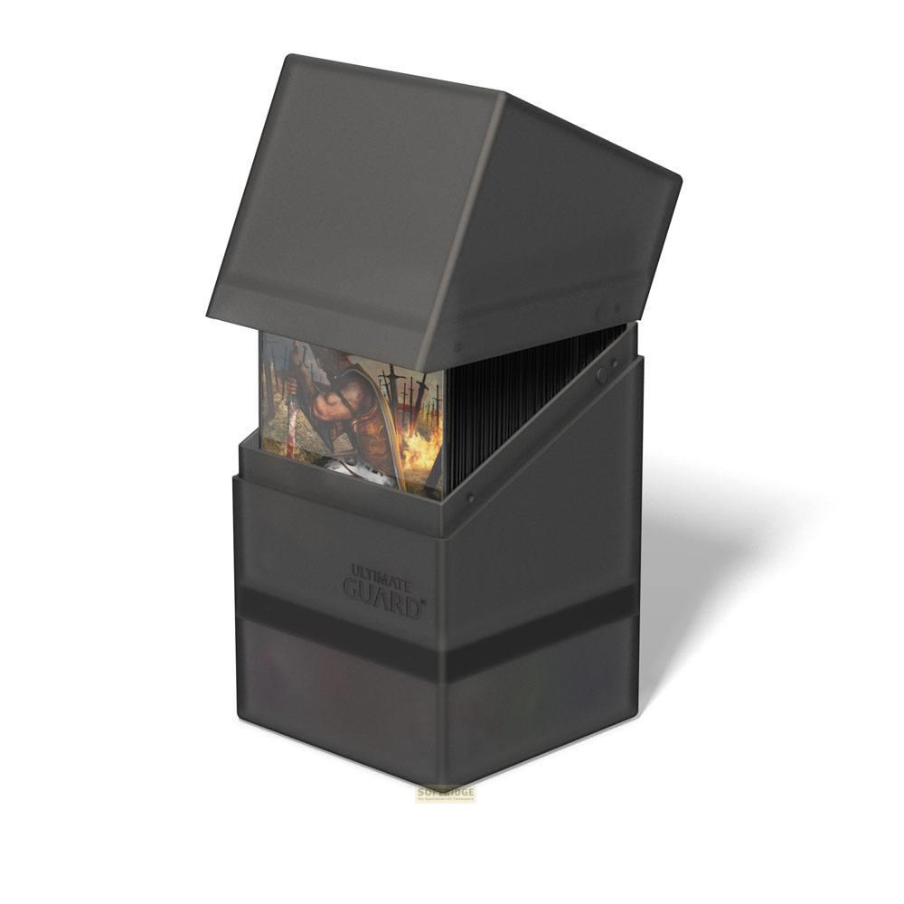 Boîtier noir pour cartes avec couvercle ouvert, rempli de cartes.