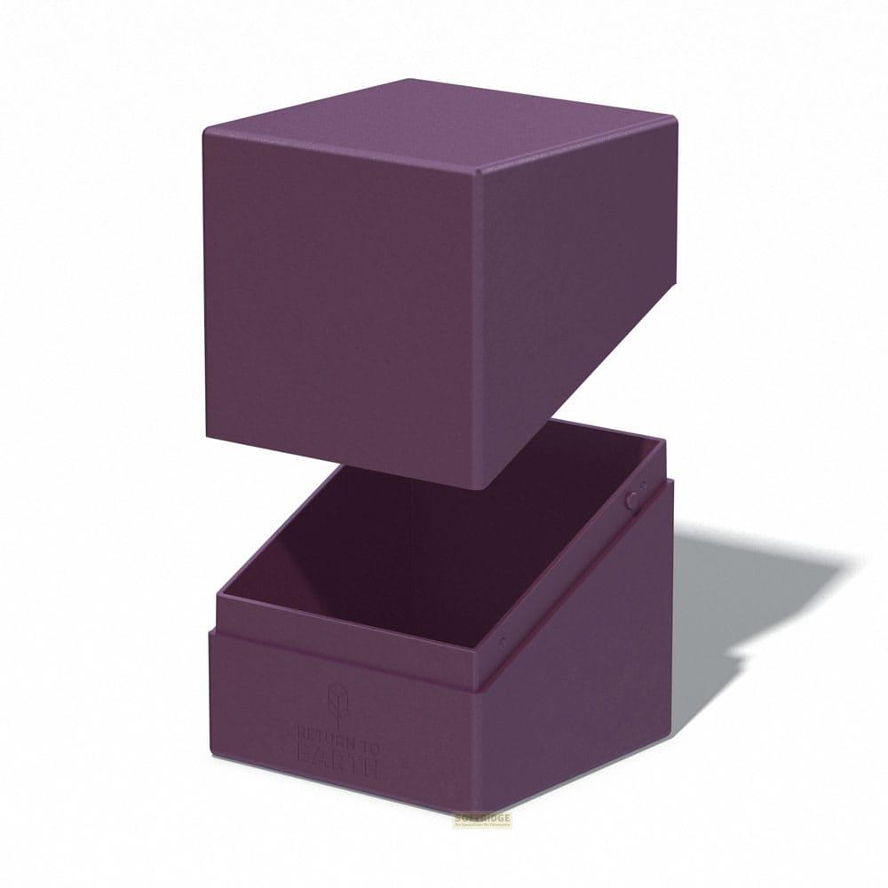Une boîte de jeu de cartes violette avec son couvercle ouvert et le couvercle à côté.