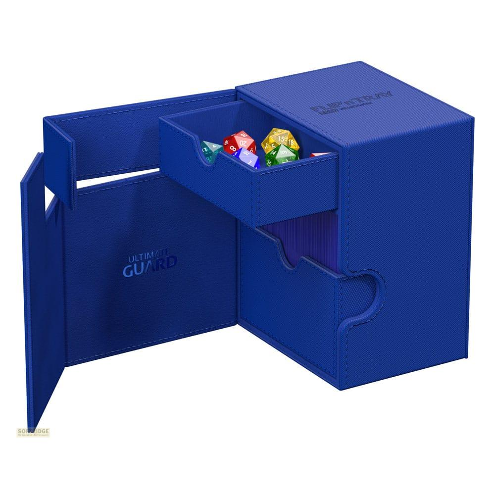 Boîte de rangement bleue pour cartes de jeu avec tiroir contenant des dés colorés.