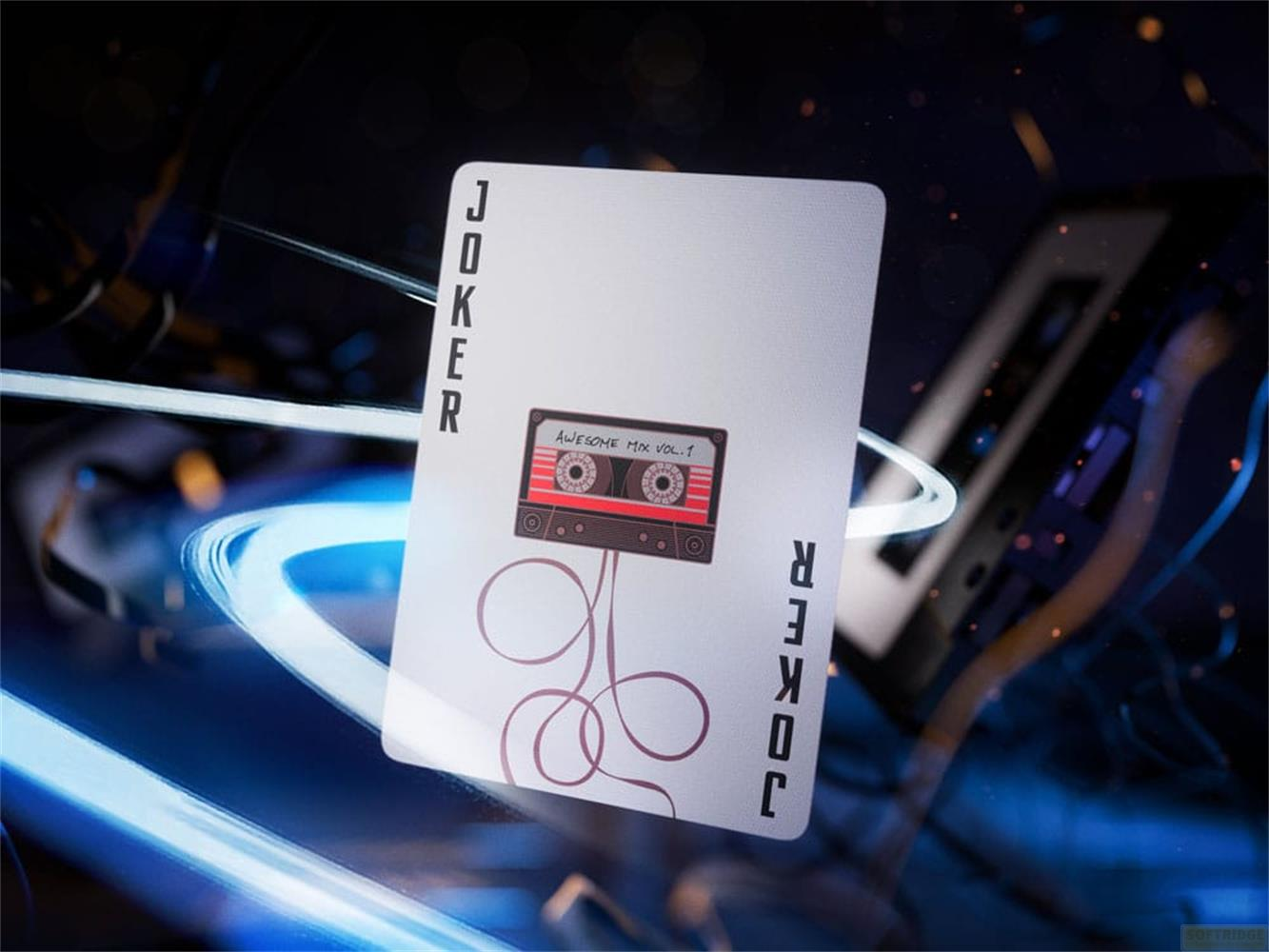 Une carte à jouer avec le mot JOKER et une cassette.