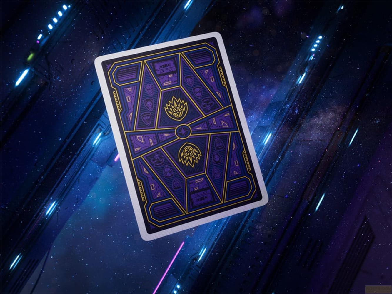 Dos d'une carte à jouer avec un design violet et jaune dans l'espace.