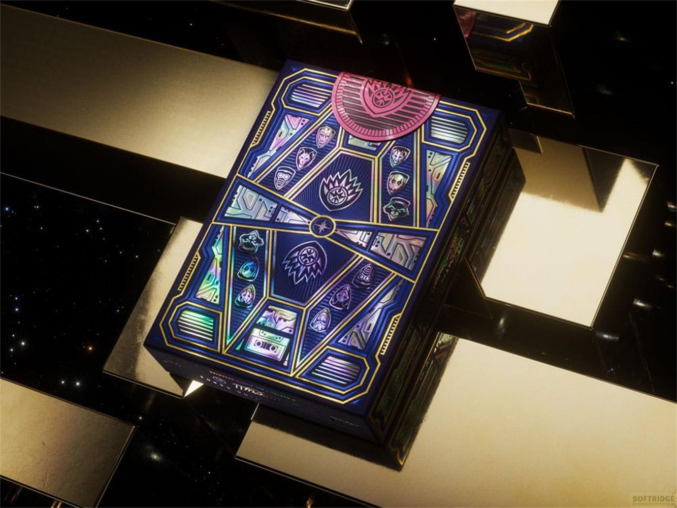 Une boîte bleu foncé avec des motifs spatiaux et des portraits de personnages. Accents dorés et holographiques.