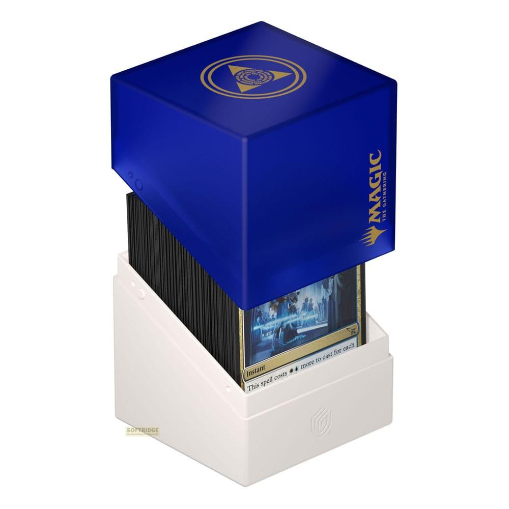 Boîte bleue pour cartes Magic avec base blanche et de nombreuses cartes.