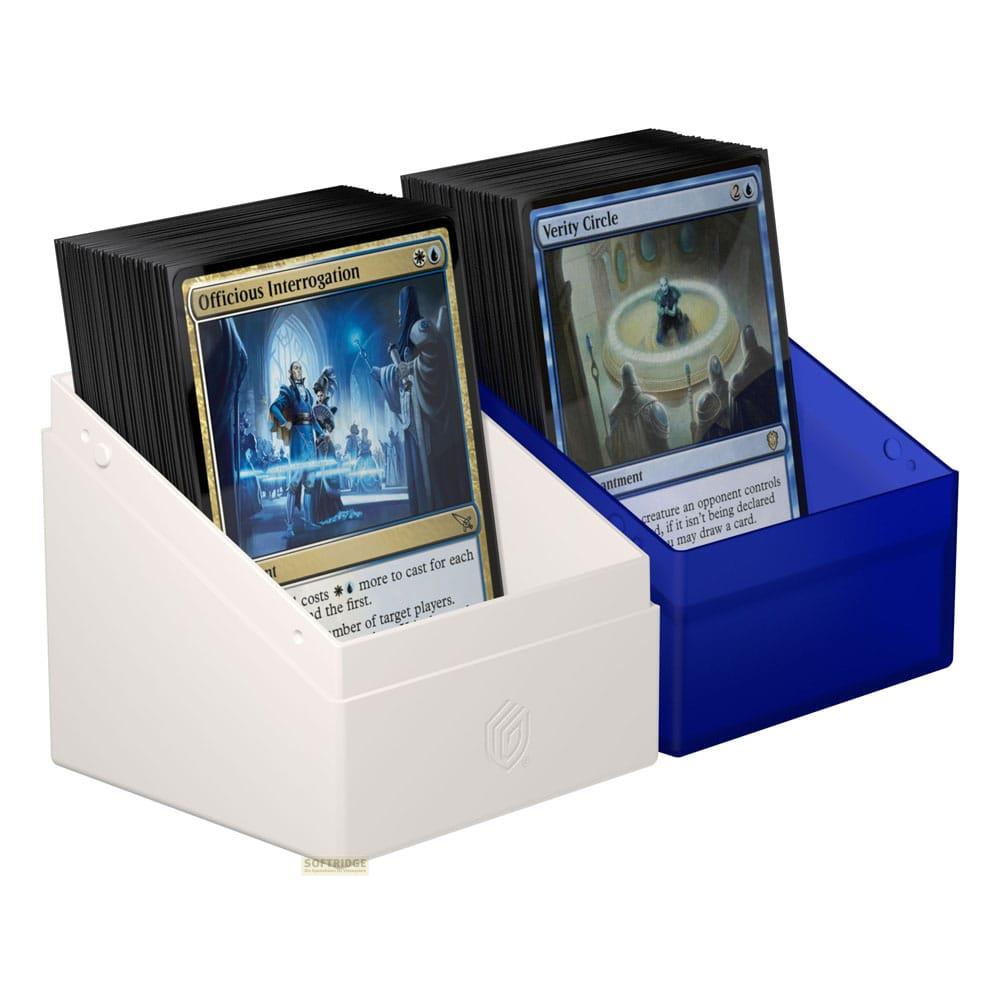 Deux piles de cartes dans des supports blancs et bleus. Les cartes de premier plan montrent du texte et des images.