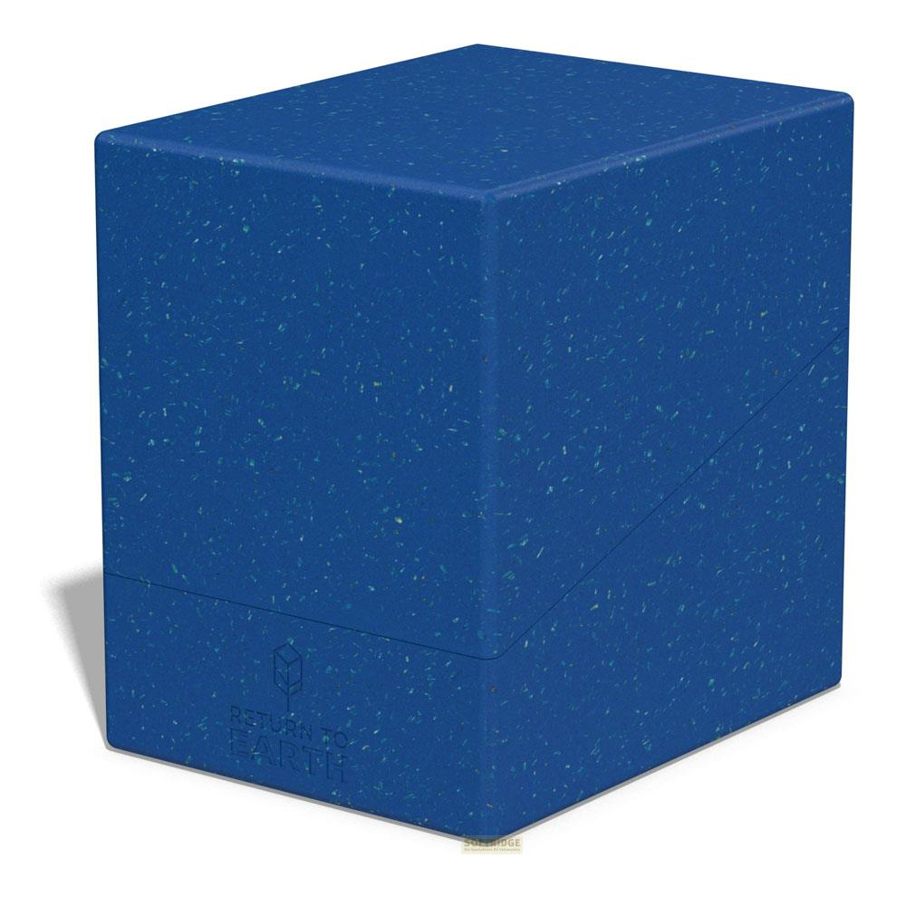 Un cube texturé bleu avec le texte « RETURN TO EARTH » est montré sur fond blanc.