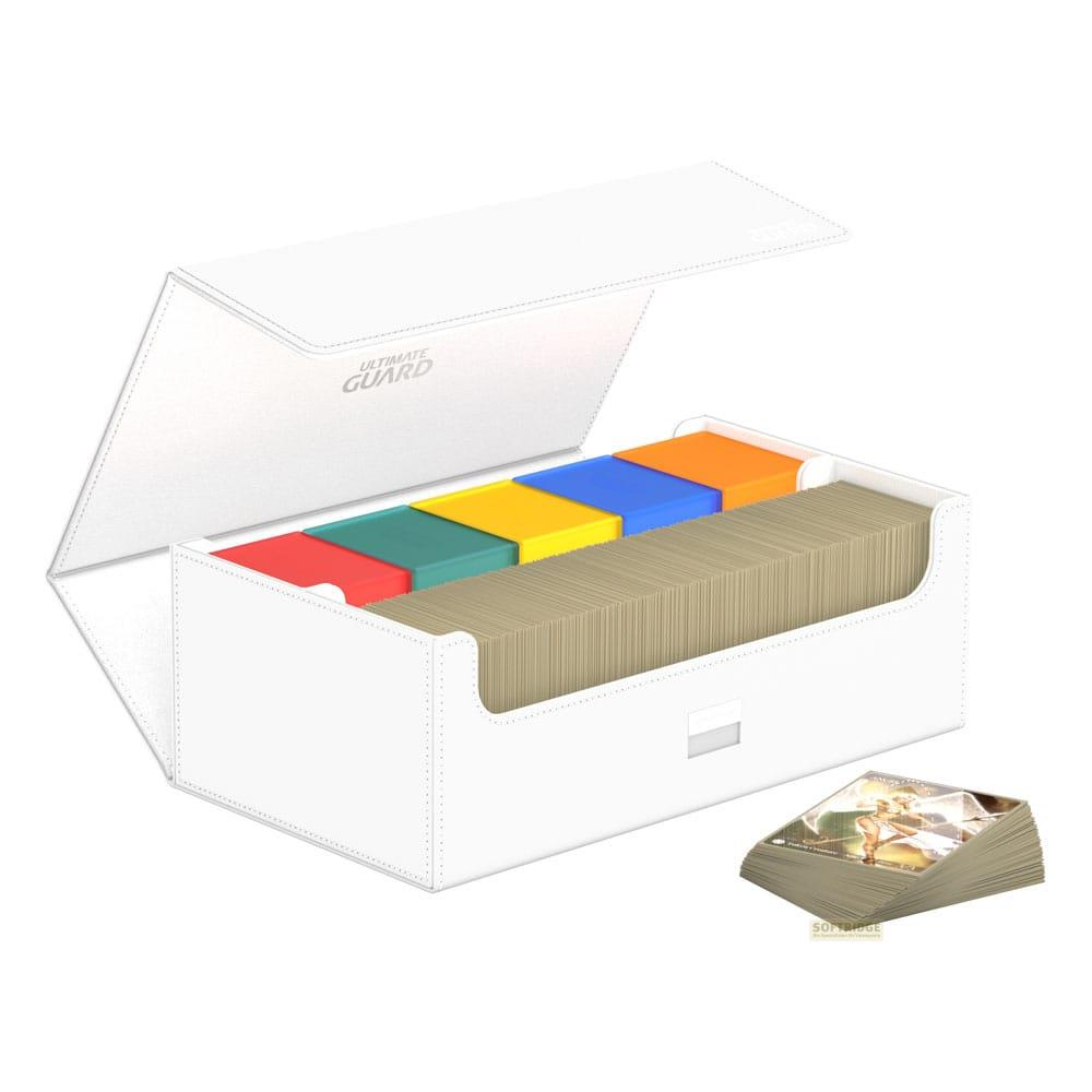Boîte à cartes blanche avec cubes colorés et nombreuses cartes.