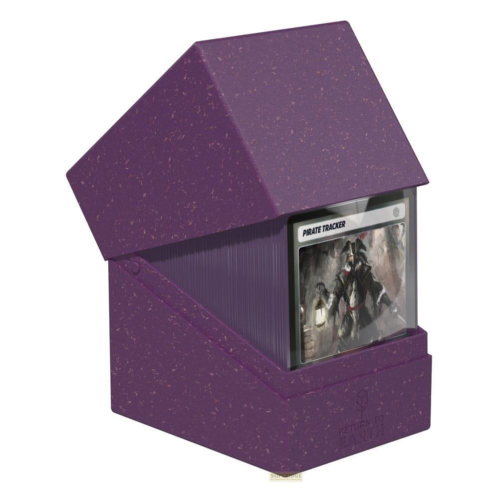 Boîte à cartes violette contenant une carte de jeu représentant un pirate.
