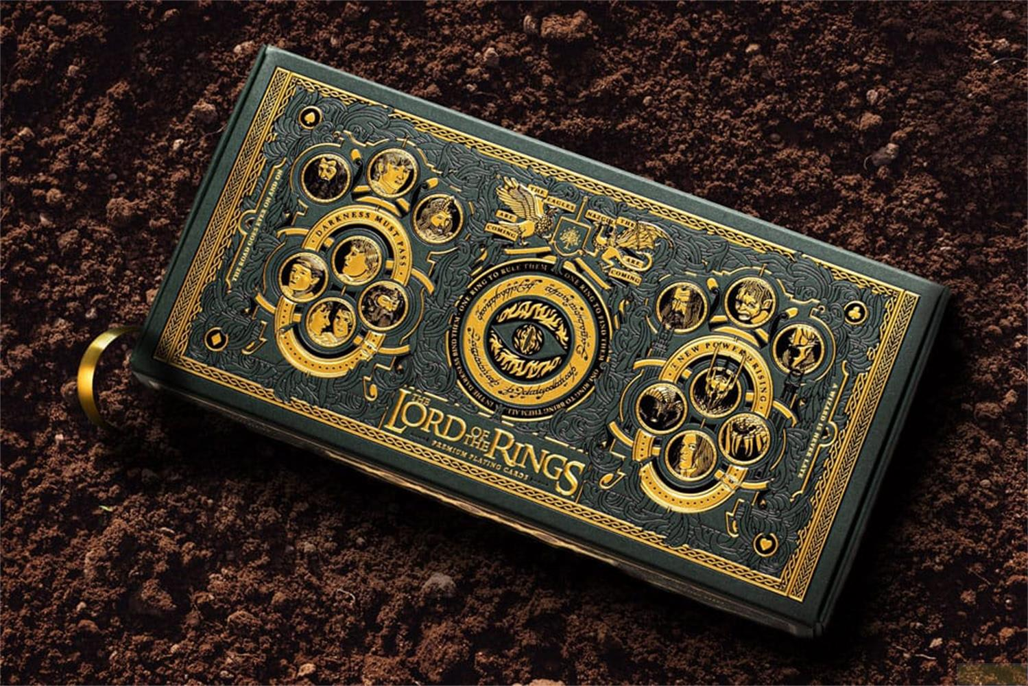 Boîte de cartes à jouer premium Le Seigneur des Anneaux, vert foncé aux motifs dorés.