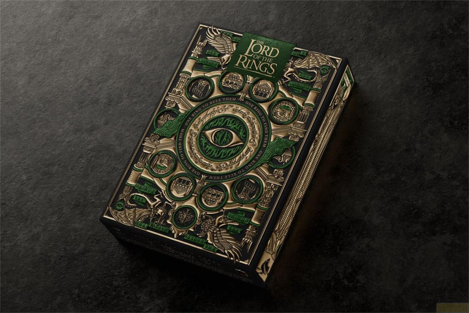 Une boîte noire avec des motifs ornés d'or et de vert, représentant "Le Seigneur des Anneaux".