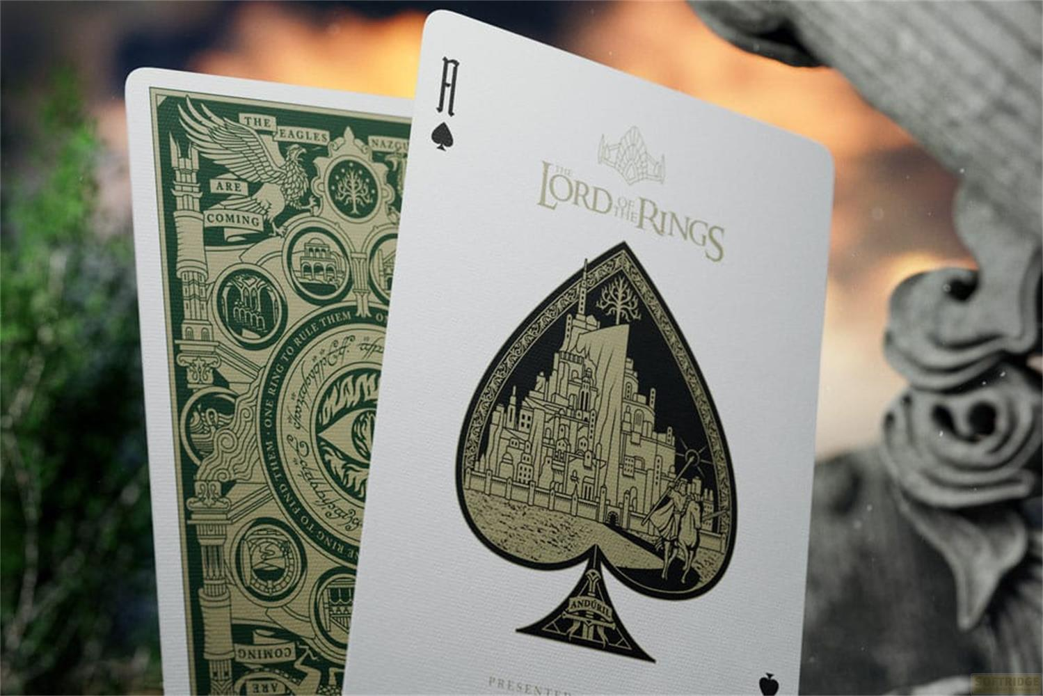 Deux cartes à jouer Le Seigneur des Anneaux, un dos vert, un As de Pique blanc.
