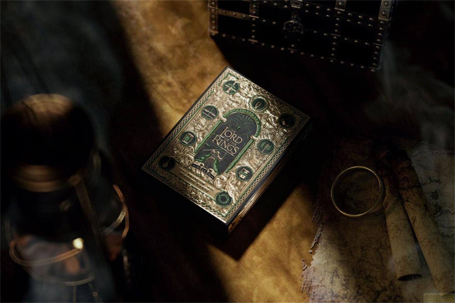 Une boîte ornée étiquetée 'Lord of the Rings', avec une bague et une carte à proximité.