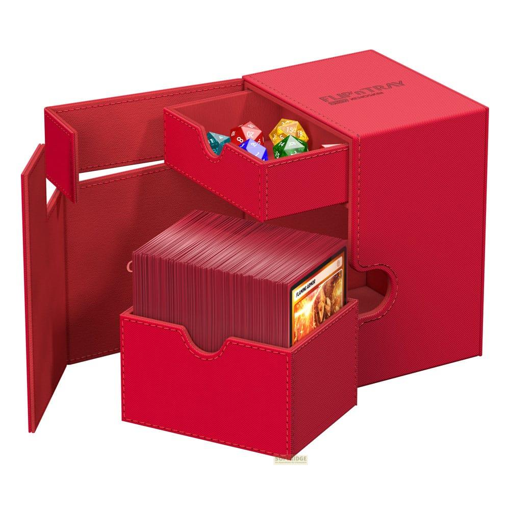 Porte-cartes rouge à deux compartiments avec des dés dans le compartiment supérieur.