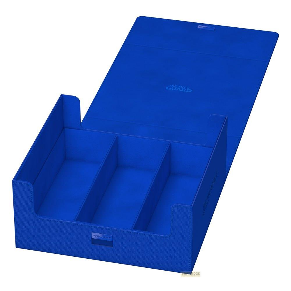 Une boîte de rangement de cartes bleue à trois compartiments, couvercle ouvert.