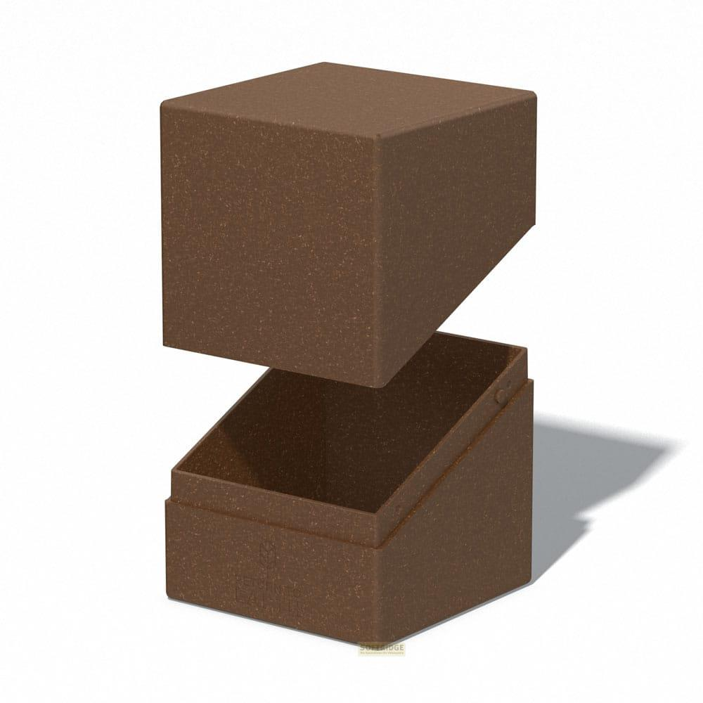 Une boîte marron avec son couvercle légèrement entrouvert, sur fond blanc.