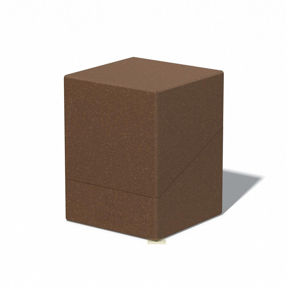 Une boîte marron, cubique, à surface texturée, sur fond blanc.