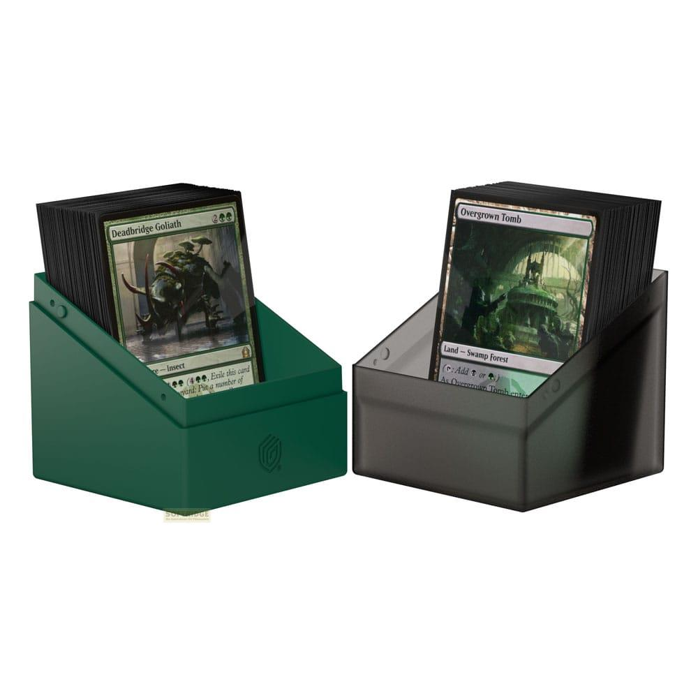 Deux porte-cartes, un vert et un fumé, avec des cartes de jeu empilées à l'intérieur.