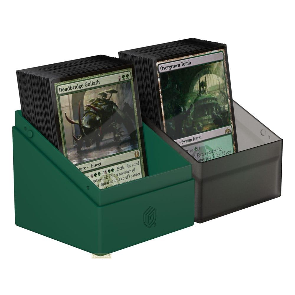 Deux boîtes à cartes vertes et une noire contenant des cartes Magic, une avec une créature, l'autre un paysage.