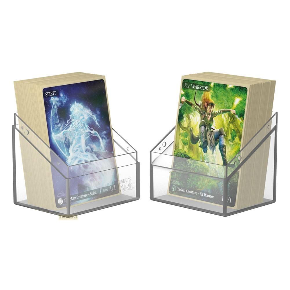 Due porta-carte trasparenti con pile di carte d'arte fantasy. Uno mostra uno spirito blu, l'altro un guerriero elfo.
