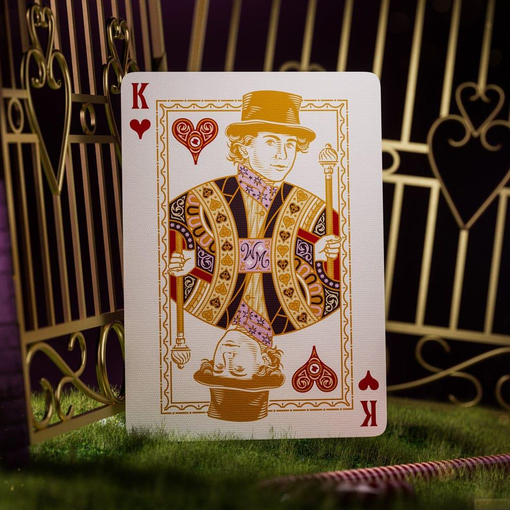 Carte du Roi de Cœur avec chapeau et sceptre dorés sur l'herbe.