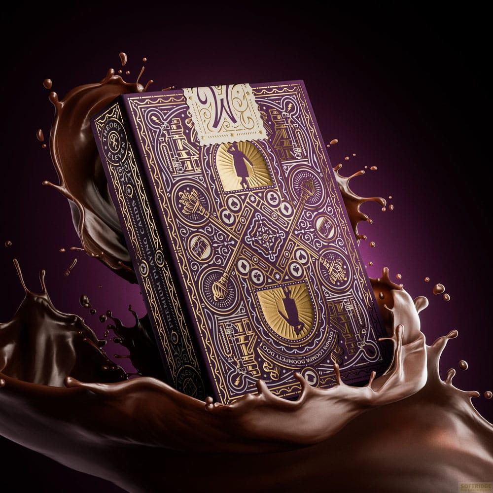 Carte à jouer violette avec motif doré dans des éclaboussures de chocolat.