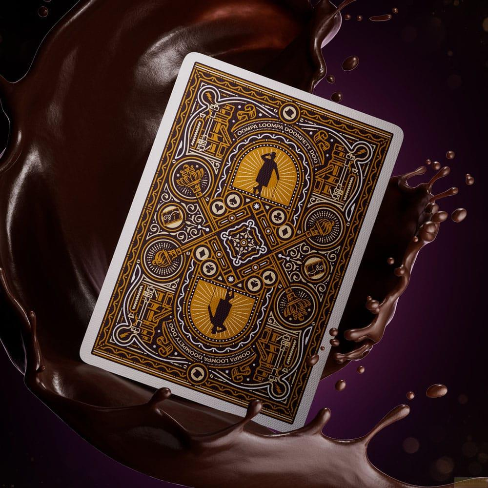 Carte à jouer avec design Oompa Loompa, entourée de chocolat liquide.