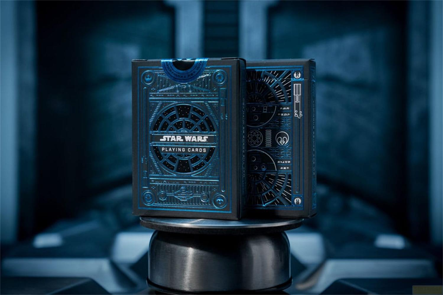 Deux boîtes de cartes à jouer Star Wars bleues et noires sur un socle.