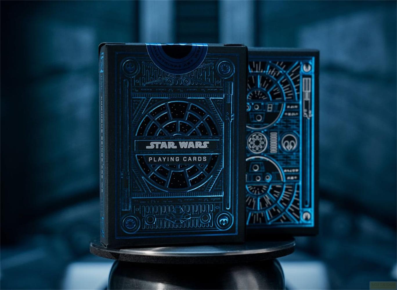 Deux boîtes de jeu de cartes Star Wars bleues aux designs futuristes.
