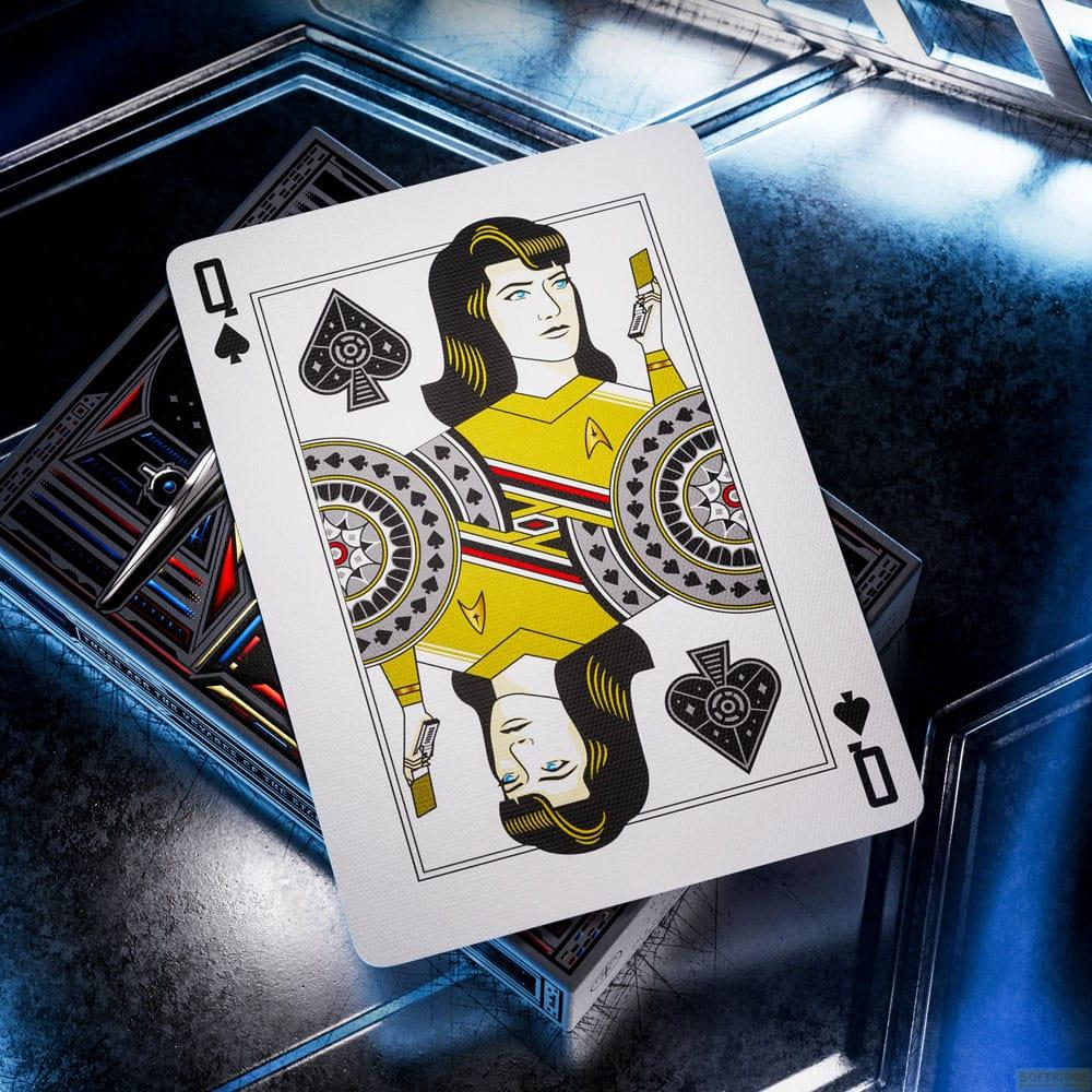 Carte de pique de reine avec uniforme jaune et insigne de Starfleet sur fond sombre.