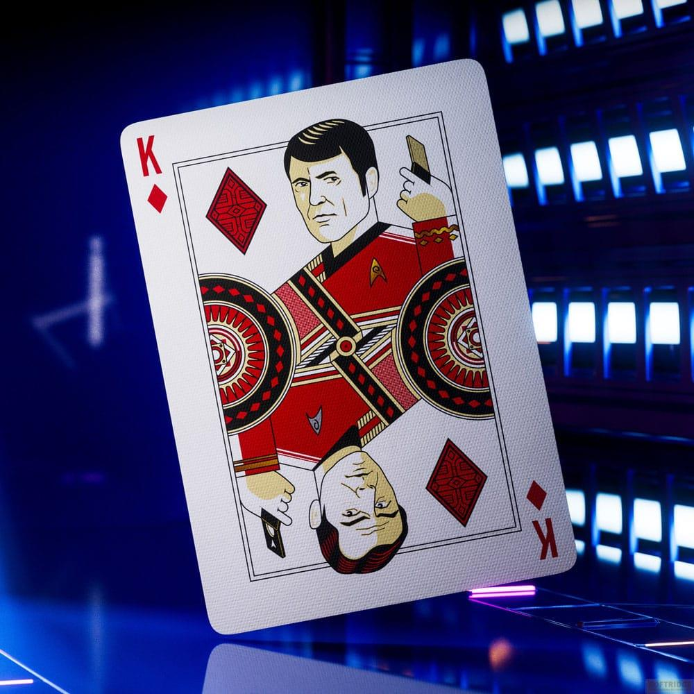 Une carte Roi avec un uniforme de Starfleet sur fond bleu.