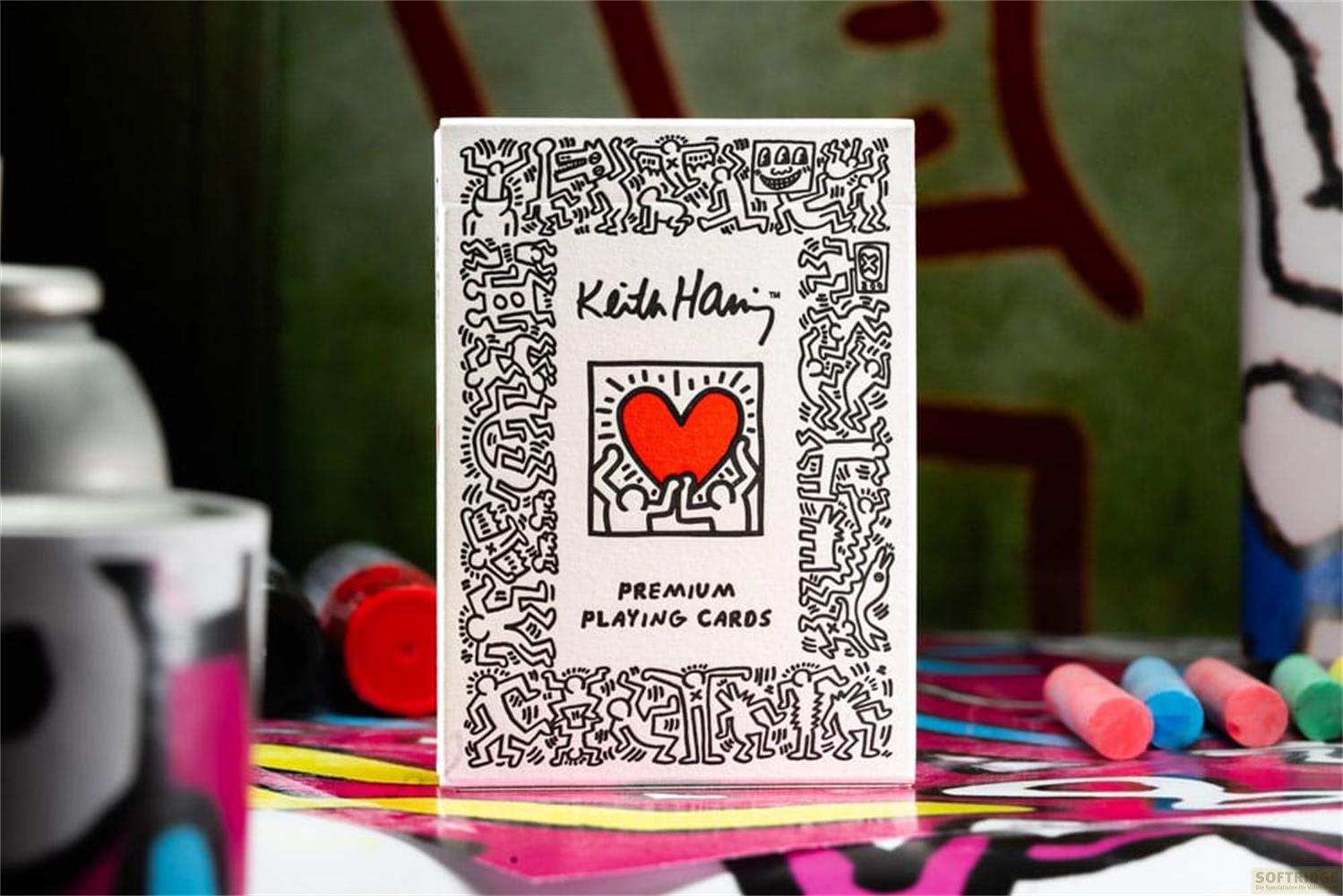 Cartes à jouer Keith Haring avec motif cœur rouge et nombreuses petites figures.