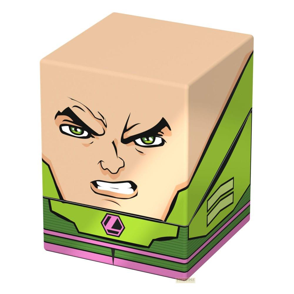 Un cube avec un visage de bande dessinée en colère et un costume vert.