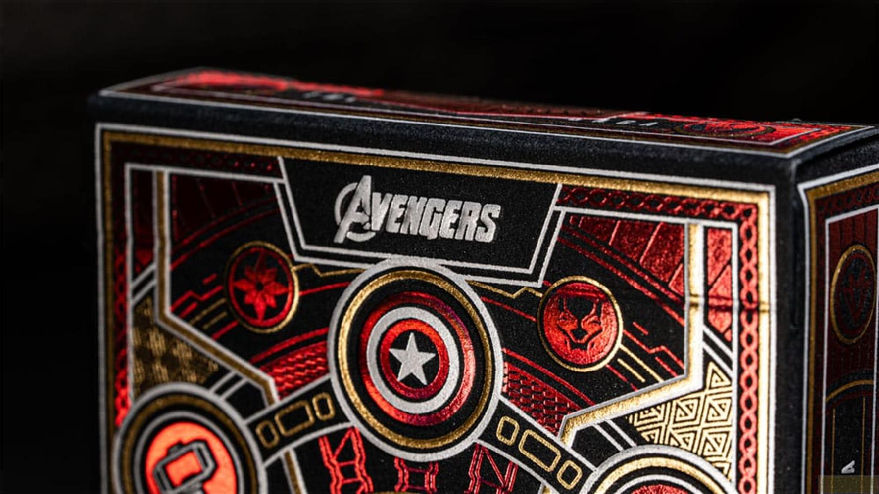 Boîte noire avec logo Avengers, bouclier Captain America et symboles rouges.
