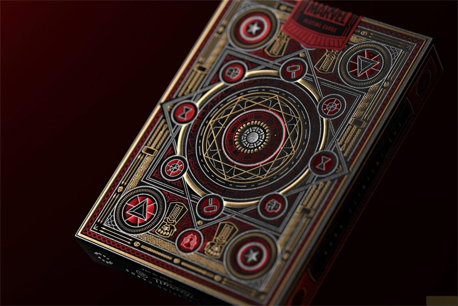 Une carte à jouer Marvel avec des motifs et symboles complexes dorés et rouges.