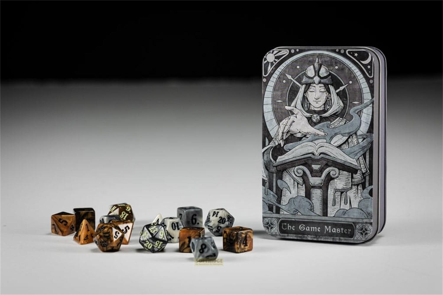 Un set de dés de maître de jeu avec une boîte représentant une figure mystique.