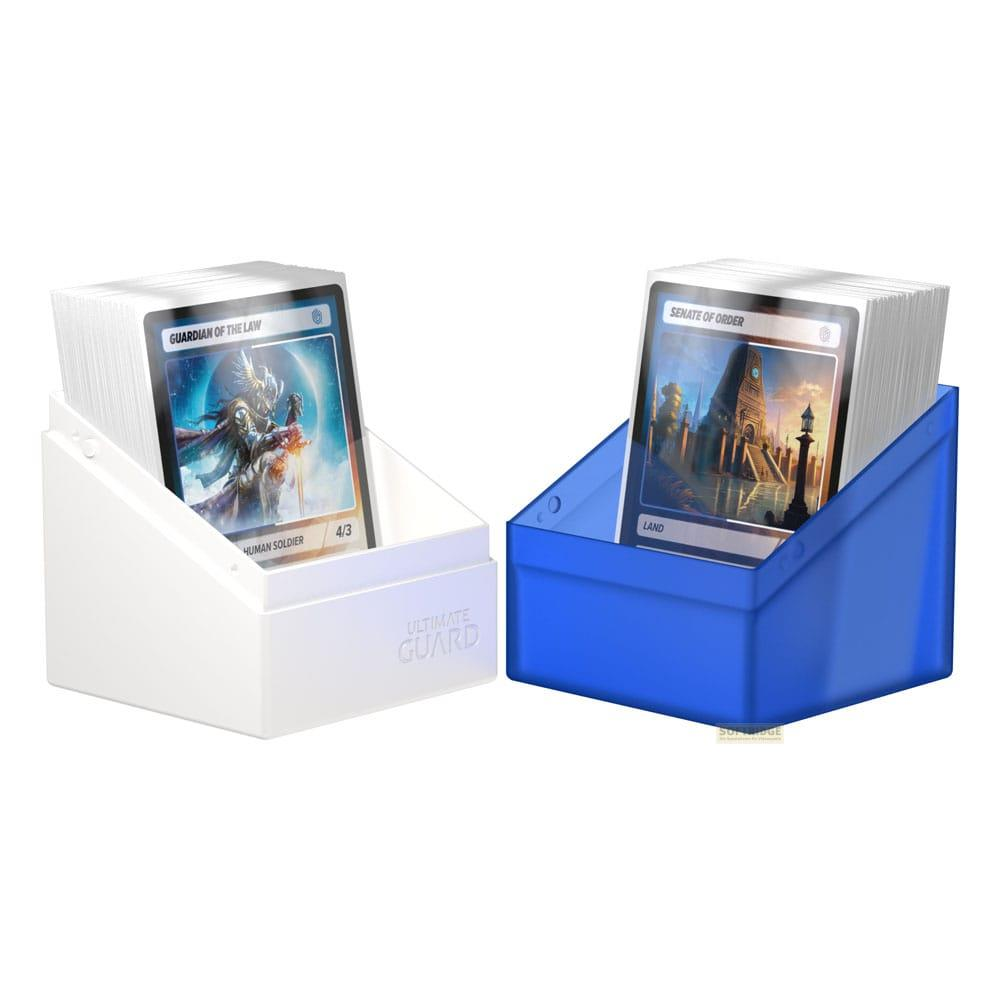 Deux boîtes à cartes : une blanche avec une figurine et une bleue avec une vue de ville.