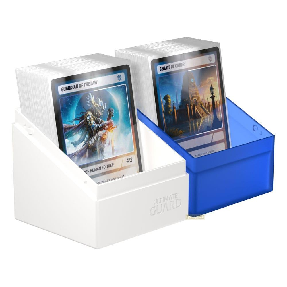 Deux piles de cartes à jouer dans des conteneurs blancs et bleus avec art fantastique.