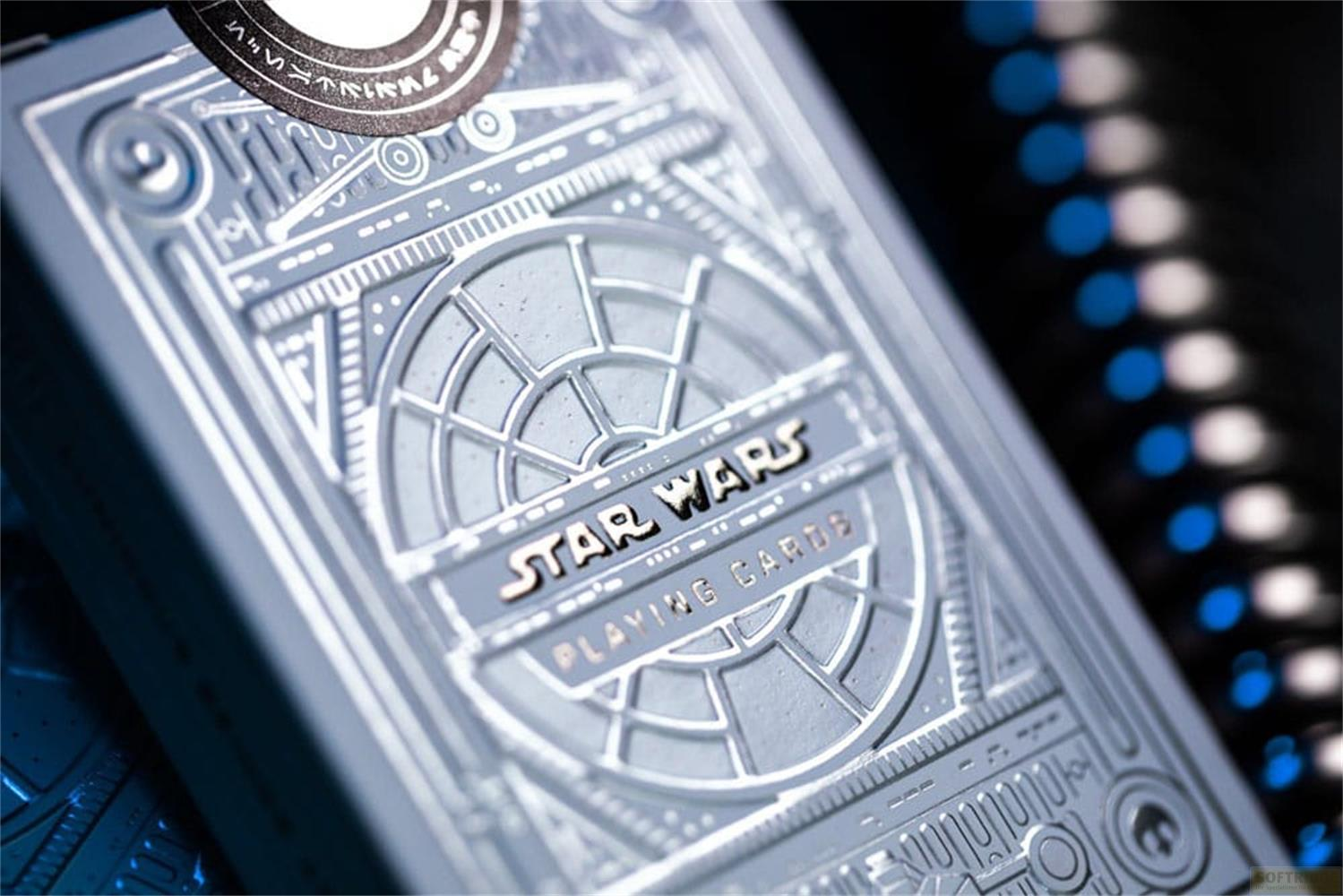Cartes à jouer Star Wars argentées au design détaillé.