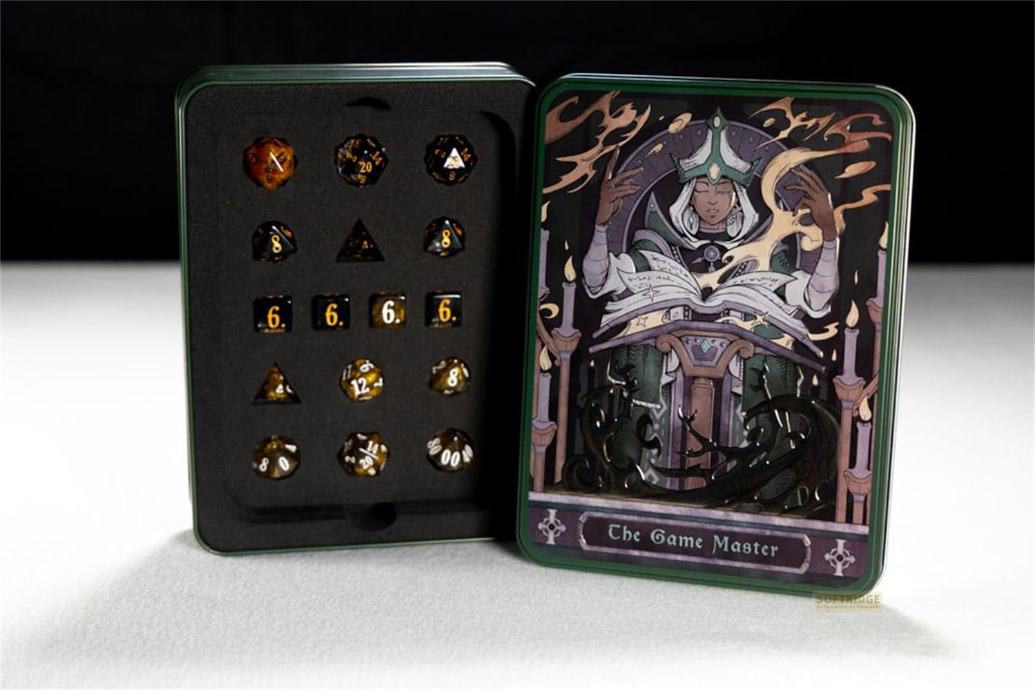 Dés dans une boîte en métal à côté d'une illustration de maître de jeu.