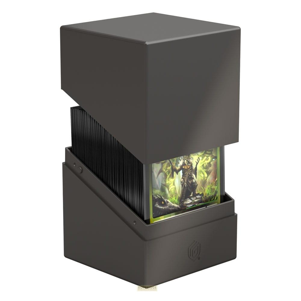Boîte à cartes noire avec illustration fantastique, contenant de nombreuses cartes.