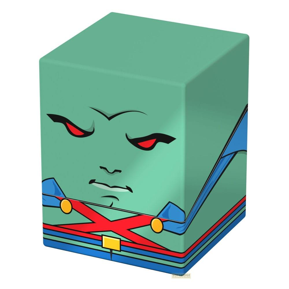 Un cube vert affichant le visage de Martian Manhunter. Yeux rouges, sourcils noirs.