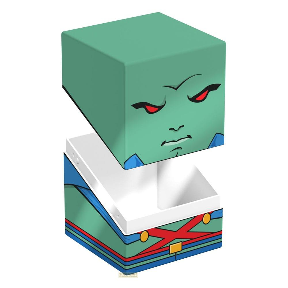 Boîte cubique verte avec visage de dessin animé et vêtements rouge-bleu.