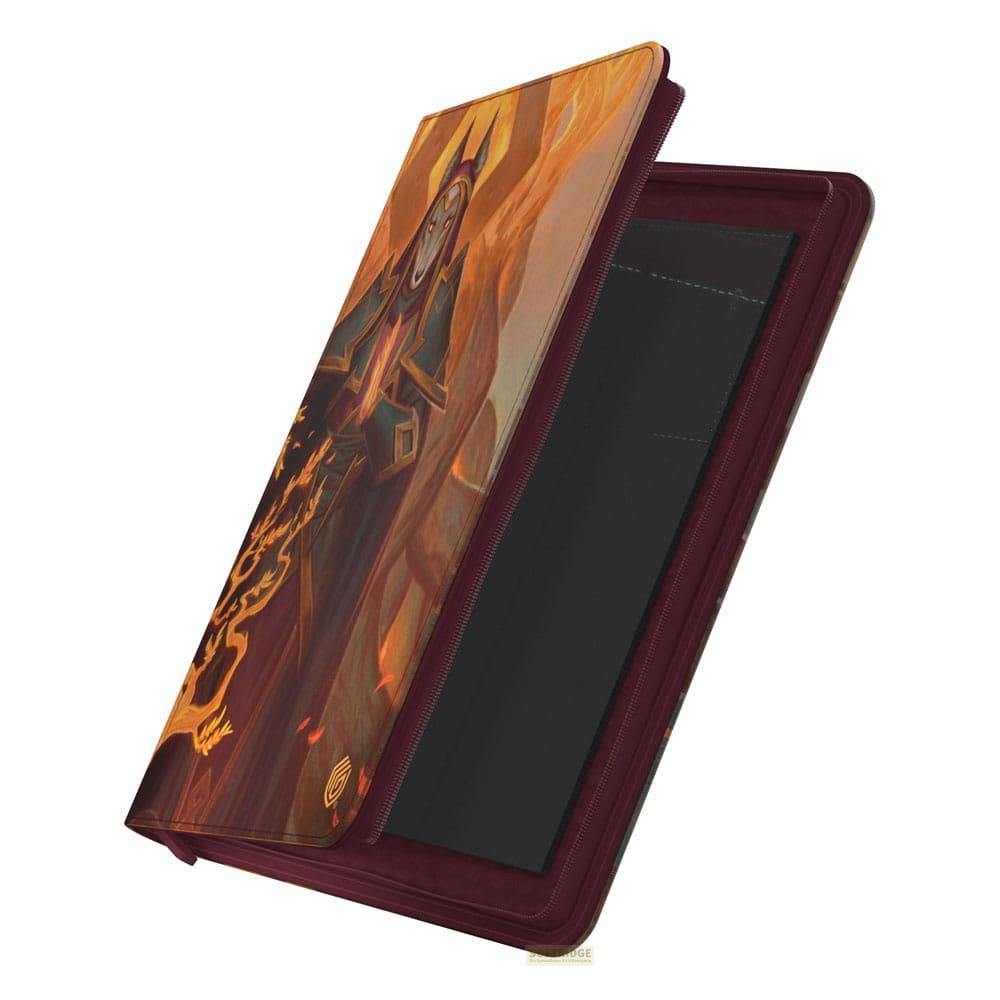 Un portfolio ouvert avec un être magique sur la couverture, intérieur rouge.