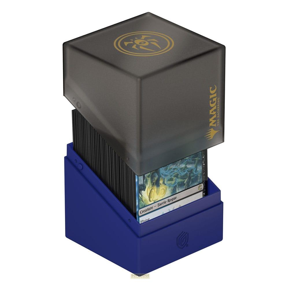 Boîtier bleu pour cartes avec couvercle noir et logo Magic, rempli de cartes.