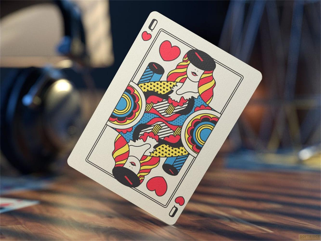 Spielkarte Dame Herz mit farbenfrohem Design auf Holztisch.