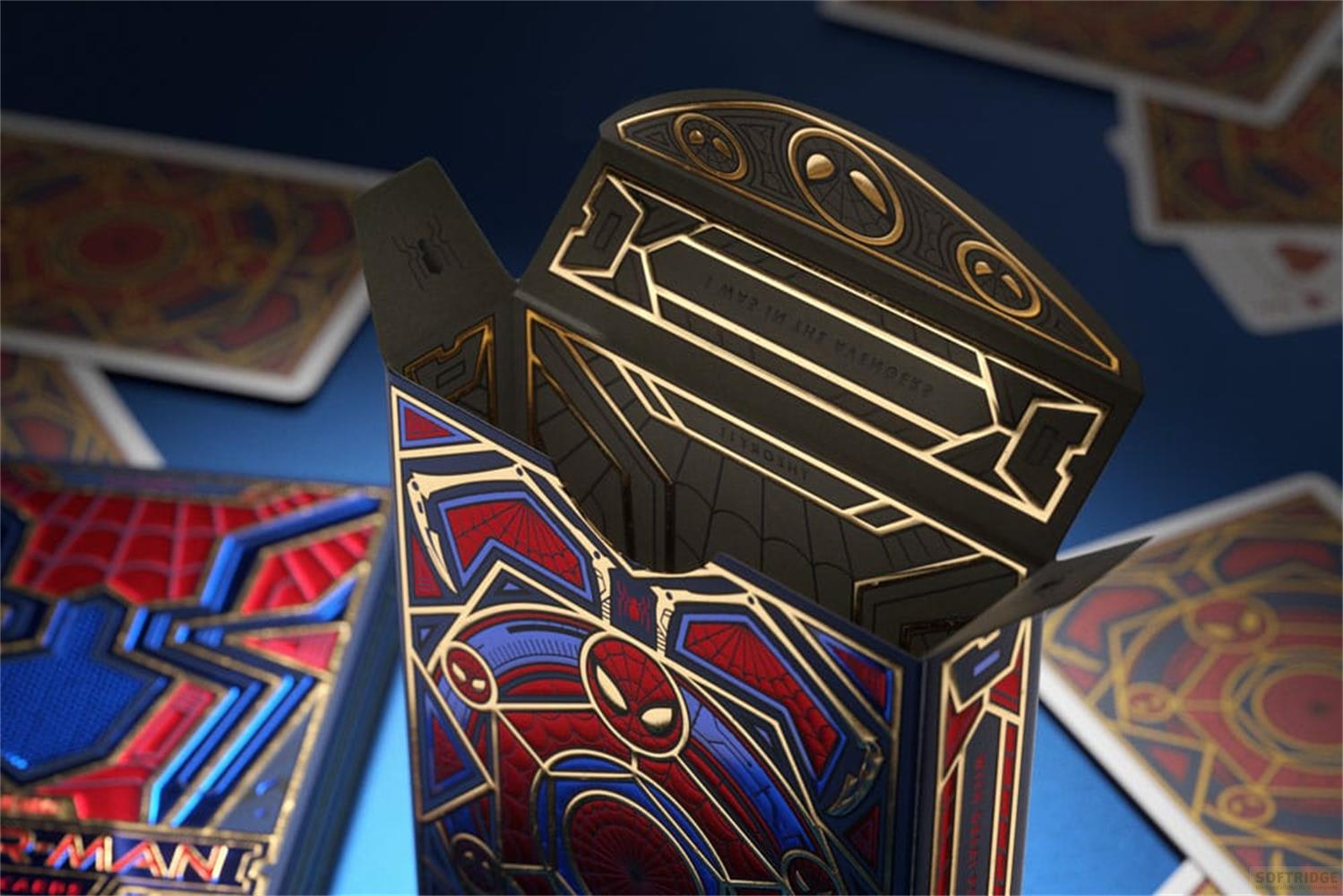 Scatola di carte da gioco Spiderman con dettagli dorati, motivi rossi e blu.