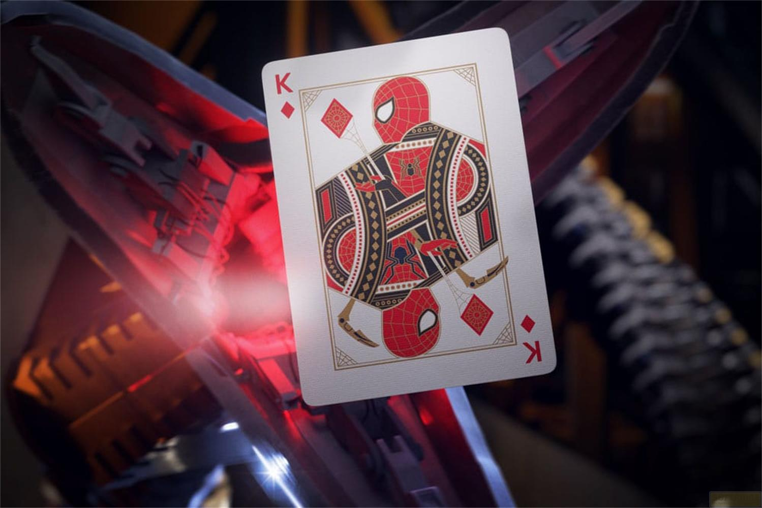 Una carta da gioco Re di Picche con Spider-Man, illuminata da luce rossa.