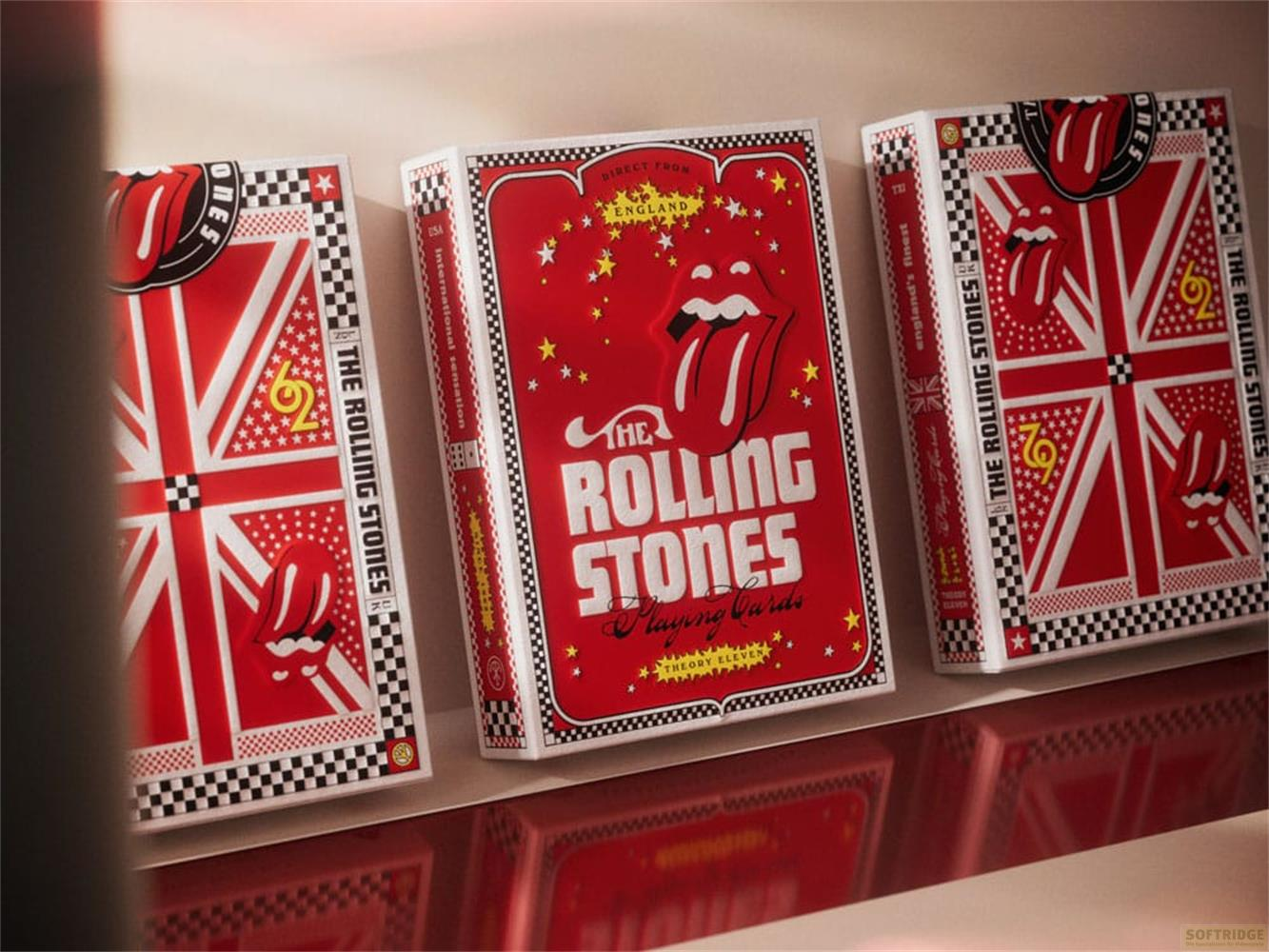 Drei rote Spielkartenschachteln mit dem Rolling Stones-Logo und britischen Flaggen.