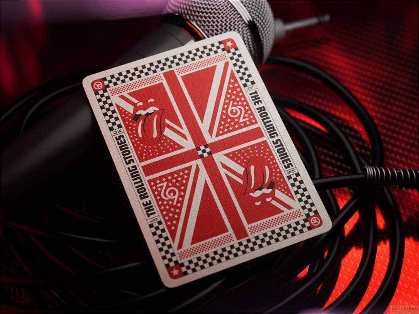 Eine Rolling Stones Spielkarte mit Union Jack und Mikrofon auf schwarzem Kabel.