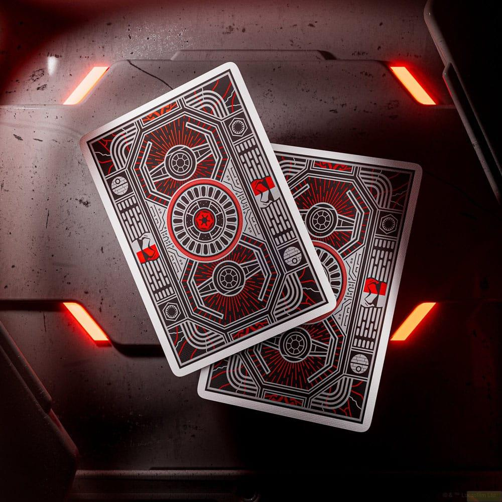 Zwei Spielkarten mit rotem und schwarzem galaktischem Imperium Design auf dunklem, beleuchtetem Hintergrund.